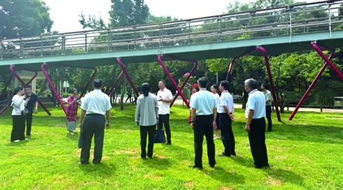 调研组在泉城公园实地察看丁香园共享绿地及周边业态